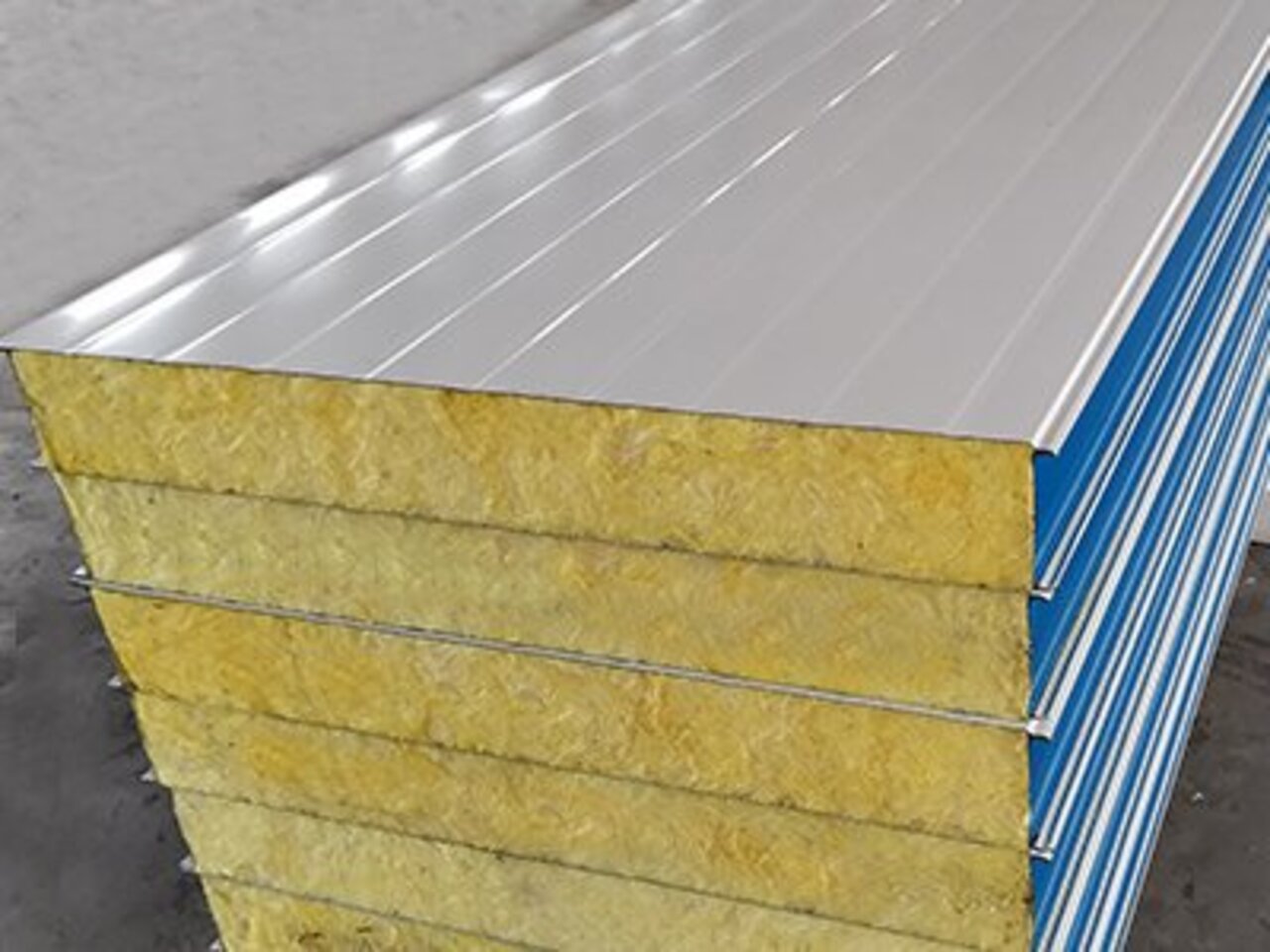 <b>彩鋼玻璃絲棉夾芯板（墻面板）</b>